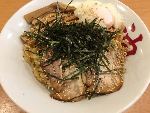 「油そば半熟玉子入り：750円」@油そば専門店 みや寺 大手町店の写真