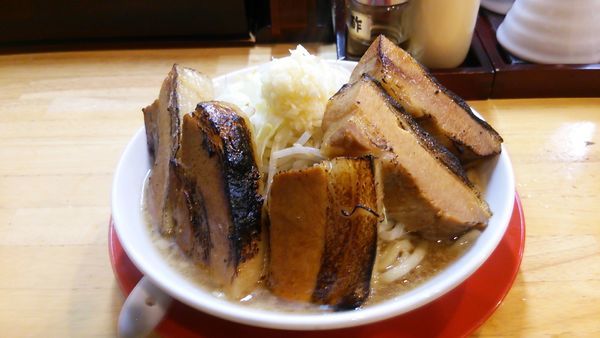 「ラーメン 豚増し 炙り アブラ少な目 ニンニク」@しずる 豊田大林店の写真