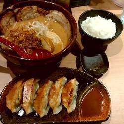 炙りチャーシュー麺(並盛)1,130円＋餃子セット380円