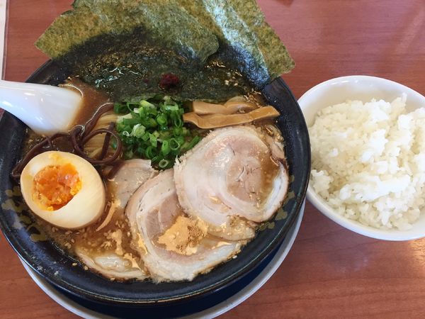 「濃厚醤油とんこつらーめん」@総本家しなとら 土佐道路店の写真