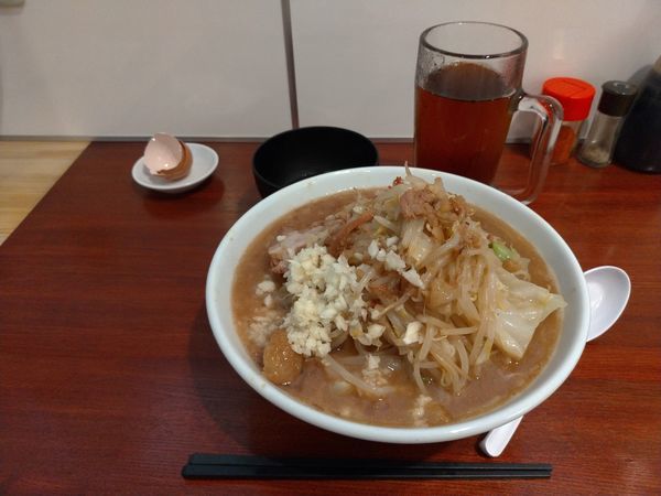 「ラーメン 750円 生卵ジョッキウーロン茶」@俺の生きる道 つくば店の写真