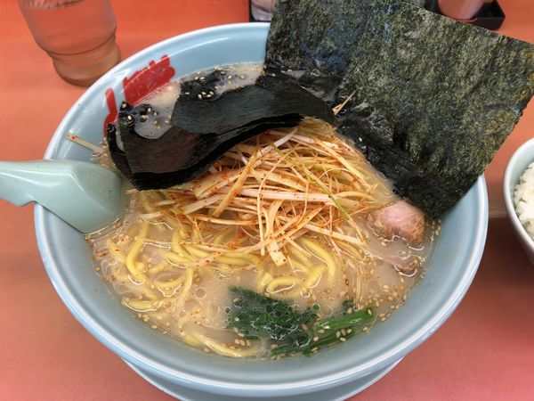 「塩ピリネギラーメン（大盛）＆小ライス＆無料トッピングの海苔５」@ラーメン山岡家 上尾店の写真