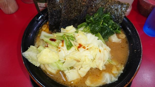 「中盛ラーメン(770円)+キャベツ(100円)」@家系ラーメン とらきち家の写真