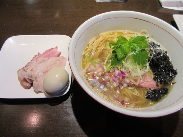 「豊深煮干しそば　塩（７８０円）＋特製盛＋替え玉」@麺や 虎徹の写真