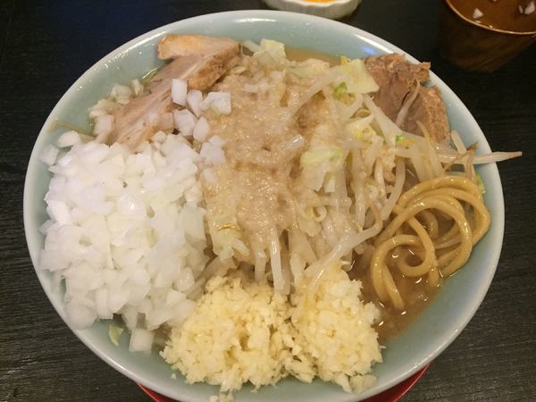 「ラーメン¥750+玉ねぎ¥50+生卵¥50」@麺屋小十郎の写真