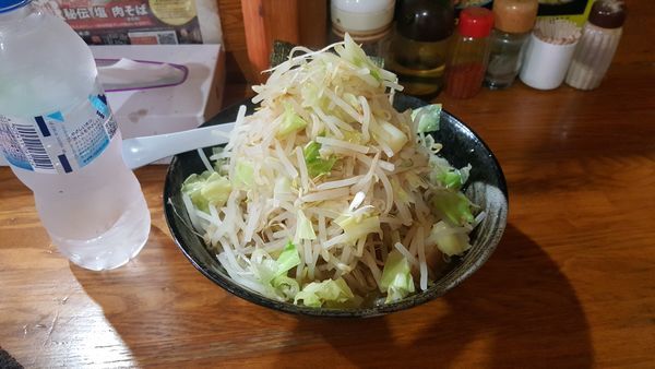 「秘伝ラーメン　野菜多めの半分　ニンニク多め　脂多め」@奥州麺処 秘伝の写真