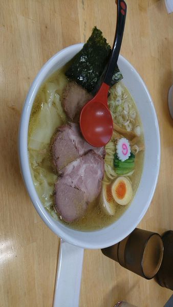 「塩ワンタン麺 味玉」@とら食堂 松戸分店の写真