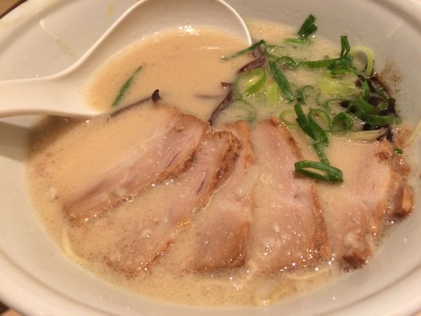 「特濃白豚骨チャーシュー麺¥1000」@TOKYO 豚骨 BASE MADE by 博多一風堂 ecute品川サウス店の写真