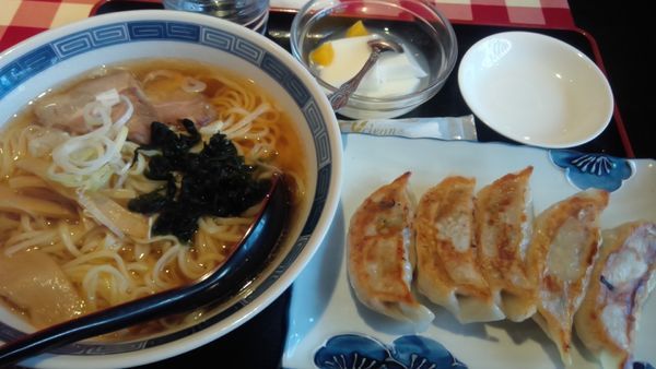 「焼き餃子＆醤油ラーメン780円」@龍昇飯店の写真