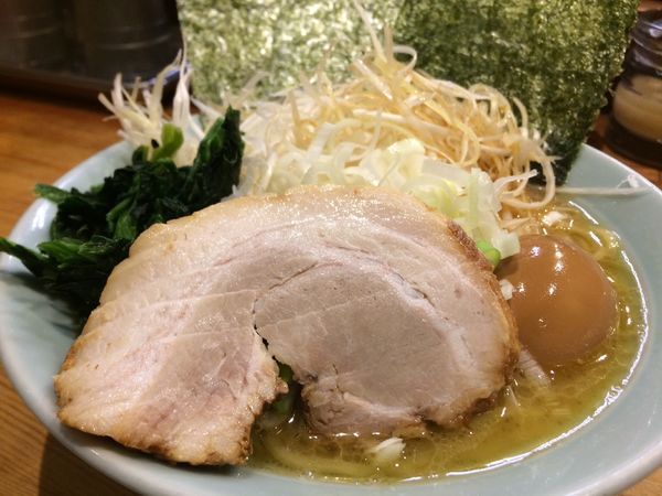 「豚骨ラーメン¥700、白髪ネギ¥150、煮卵¥100」@鶴一家の写真