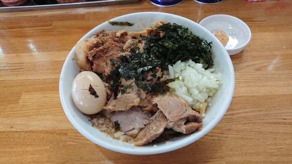 「特製あぶらそば（大盛） 1090円 + ほぐし肉 100円」@中華そば136の写真