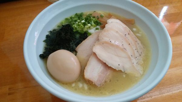 「鶏そば（塩）750円+特製250円」@麺屋 咲の写真