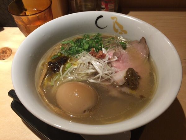 「煮豚塩そば(味玉)」@SOBAHOUSE 金色不如帰 新宿御苑本店の写真