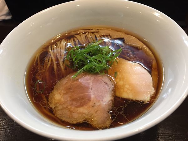 「醤油らぁめん」@らぁ麺 すぎ本の写真