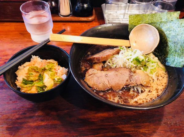 「黒麺」@らーめん本郷亭 FC千種店の写真