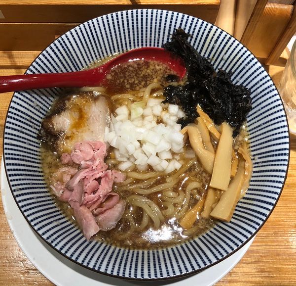 「背脂醤油らー麺」@焼きあご塩らー麺 たかはし 新宿本店の写真