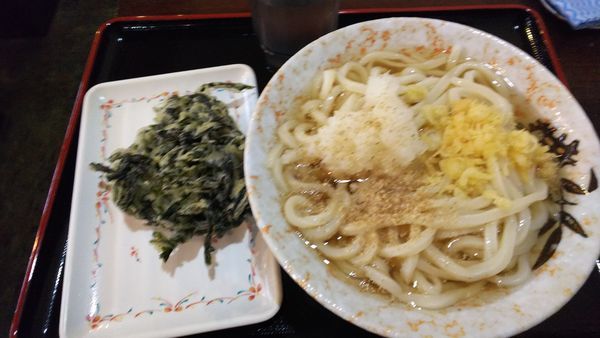 「冷かけ中盛り わかめ天」@セルフうどん やま 徳島駅前店の写真