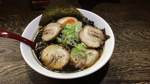 「富山ブラックラーメン黒醤油(600円）＋チャーシュー3枚(200」@大泉らーめんの写真