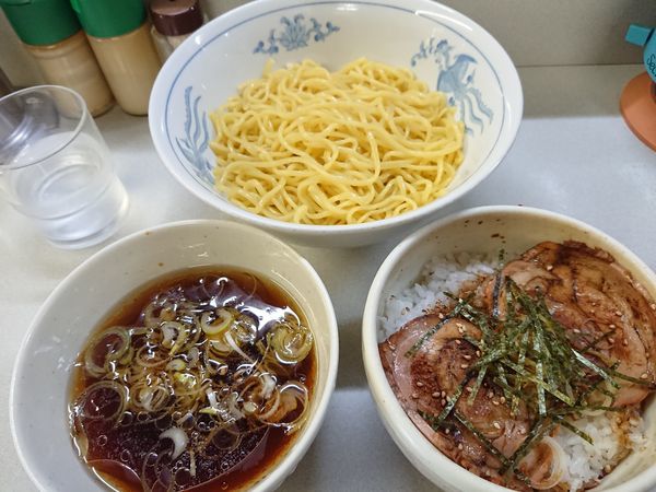 「【夏季限定】セット3(冷たいつけ麺&チャーシュー丼)650円」@ラーメン・ぶーけの写真