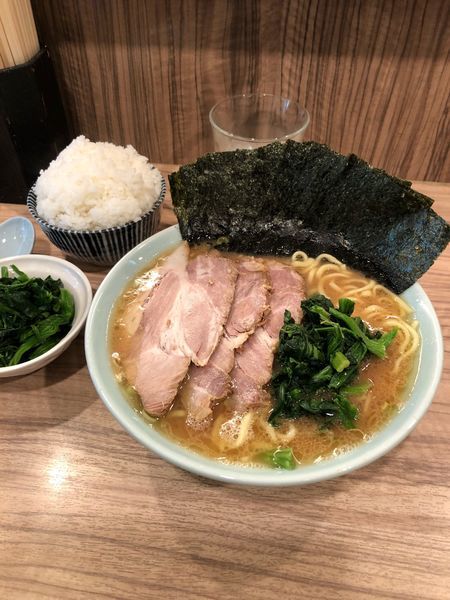 「中盛り濃いめ固め  チャーシュー 海苔 ほうれん草 ライス」@ラーメン 清水家の写真