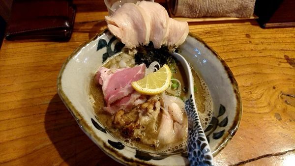 「イカ肝煮干そば　800円+大山鶏むね肉200円」@中華そば 先崎の写真