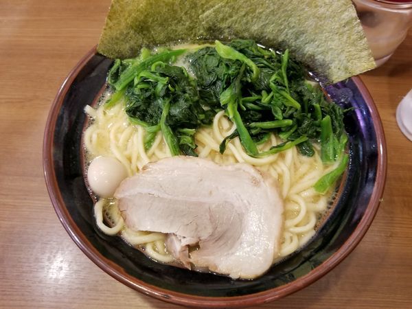 「豚骨醤油ラーメン+麺増し+ほうれん草増し」@横浜家系ラーメン 一刀家 赤坂本店の写真