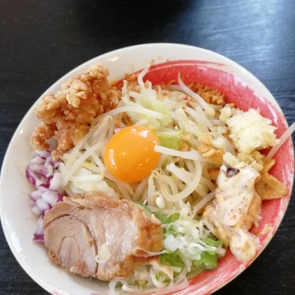 「まぜそば(300g、ニンニク、唐揚げ、唐マヨ)」@らーめん藤ろうの写真