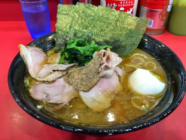 「チャーシュー麺中盛り +くずれ卵 (990円)」@家系総本山 ラーメン吉村家の写真