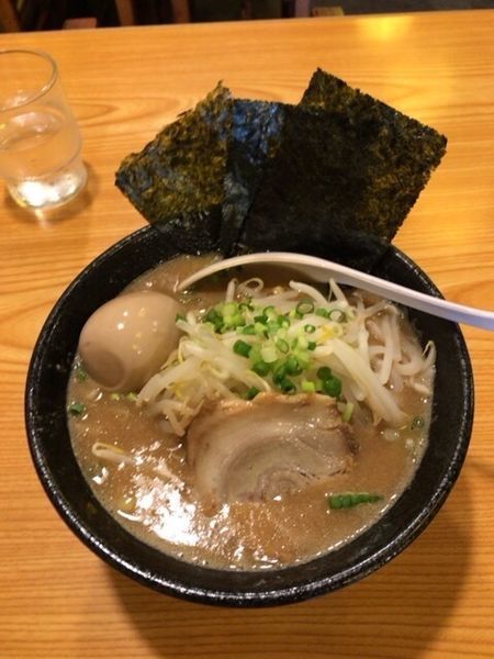 「とんこつおもめ 味玉 790円+90円」@上を向いていこうの写真