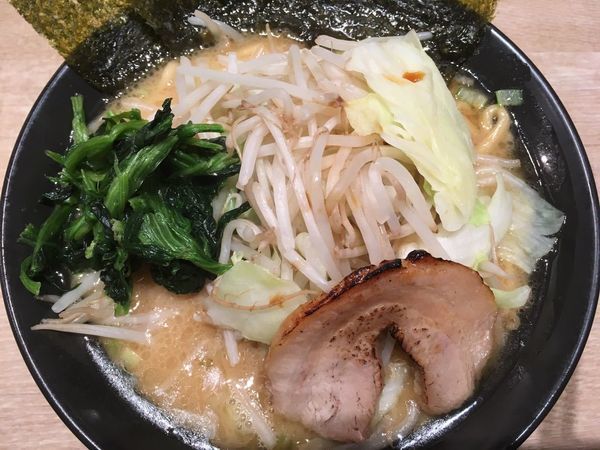 「醤油豚骨キャベもや 830円」@横浜家系ラーメン 武骨家 水戸エクセル南店の写真