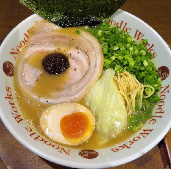 「ラーメン＋ネギ＋辛味噌（800円）」@Noodle Works -BALI- 藤沢店の写真