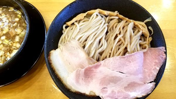 「濃厚つけ麺(合い盛り)1,090円　大盛無料」@自家製中華そば 麺の虜の写真