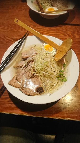 「炙り肉冷し塩らー麺 740円」@よってこや 湘南台駅前店の写真