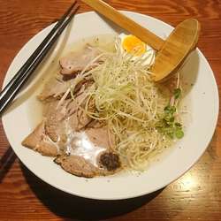 炙り肉冷し塩らー麺 740円
