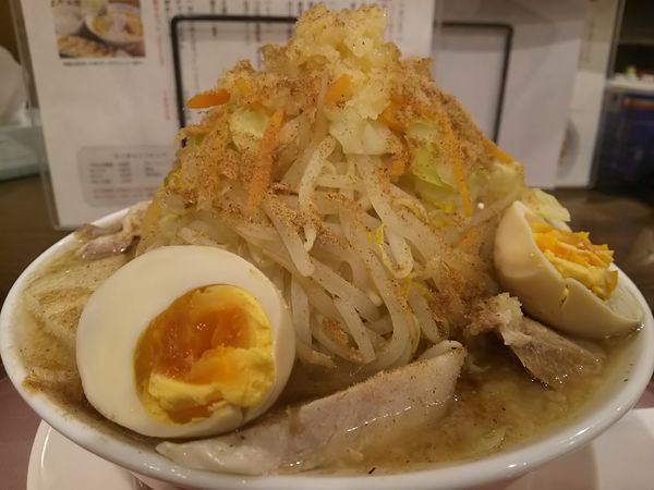 「ガツ盛り豚骨醤油らーめん　＋味玉：サービス券」@まひる野 藤原商店の写真