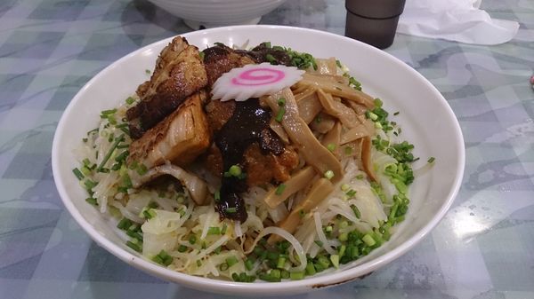 「冷やし汁なし味噌890円+豚2枚150円」@ラーメン 富次郎の写真