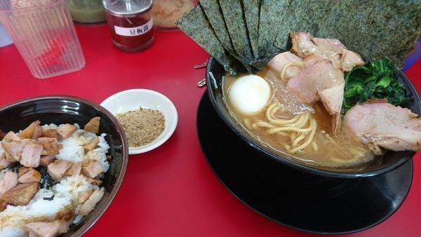 「チャーシューメンのり増しこいかた+魚粉+チャーめし」@家系ラーメン 王道 いしいの写真