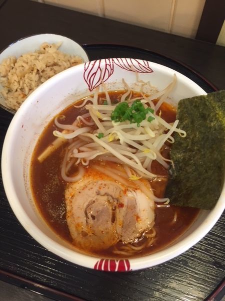 「赤いらーめん　800円　だし炊きごはん付き」@麺処 あす花の写真