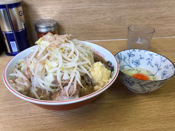 「小ラーメン+ニンニク+あぶら+たまご」@ラーメン二郎 栃木街道店の写真