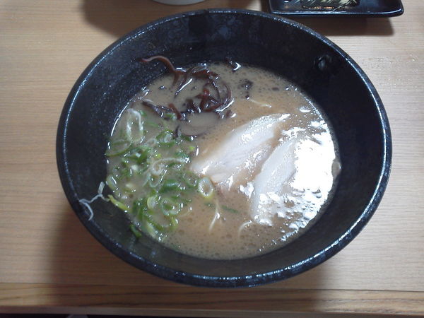 「豚骨ラーメン 600円」@豚骨らーめん まる龍の写真