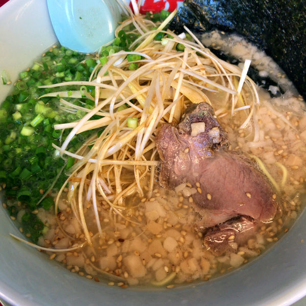 「朝ラーメン（梅抜）450円チャーシュー2枚和えネギ160円」@ラーメン山岡家 大泉店の写真