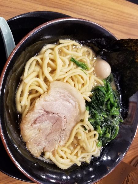 「豚骨醤油ラーメン」@横浜家系ラーメン 壱角家 伊勢原店の写真