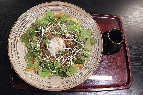 「豚肉とサラダのぶっかけうどん」@手打そば ふしみの写真