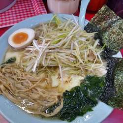 チーズラーメン750円 トッピングネギあえ150円 ※麺硬め