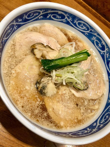 「【限定】牡蠣と豚の背脂チャーシュー麺 ￥900」@寿製麺よしかわ 川越店の写真