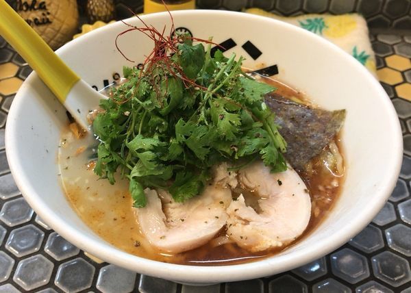 「冷やしカルピスラーメン「カカカカカルピス」(限定)＋パクチー」@パイナップルラーメン屋さん パパパパパインの写真