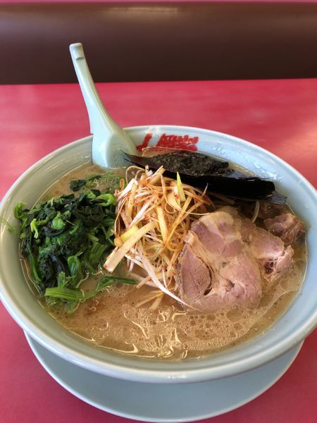「醤油ピリ辛ネギラーメン 大盛 ほうれん草増し チャーシュー2枚ト」@ラーメン山岡家 瑞穂店の写真