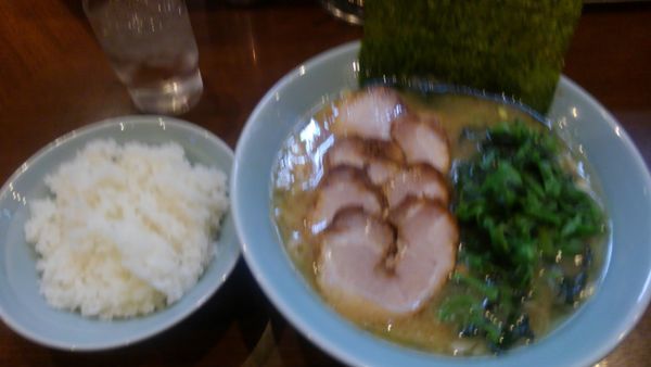 「チャーシュー麺中盛りほうれん草増しライス」@金八家の写真