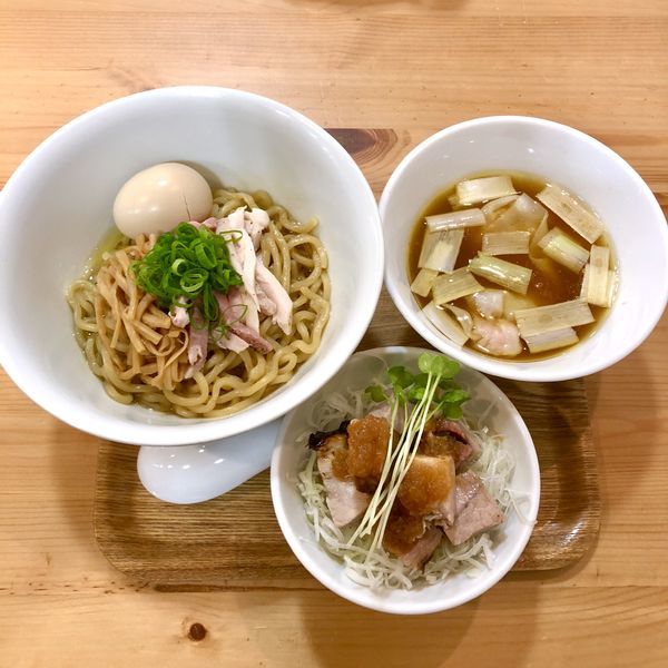 「【限定】鶏油ソバ (ワンタンスープ付)＋吊焼きチャーシュー丼」@アメノオトの写真