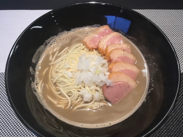 「《限定》濃厚烏賊煮干そば+会員サービスチャーシュー」@煮干乱舞の写真